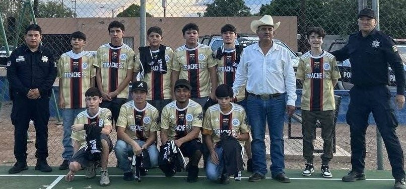 ENTREGA DE UNIFORMES AL EQUIPO DE FÚTBOL